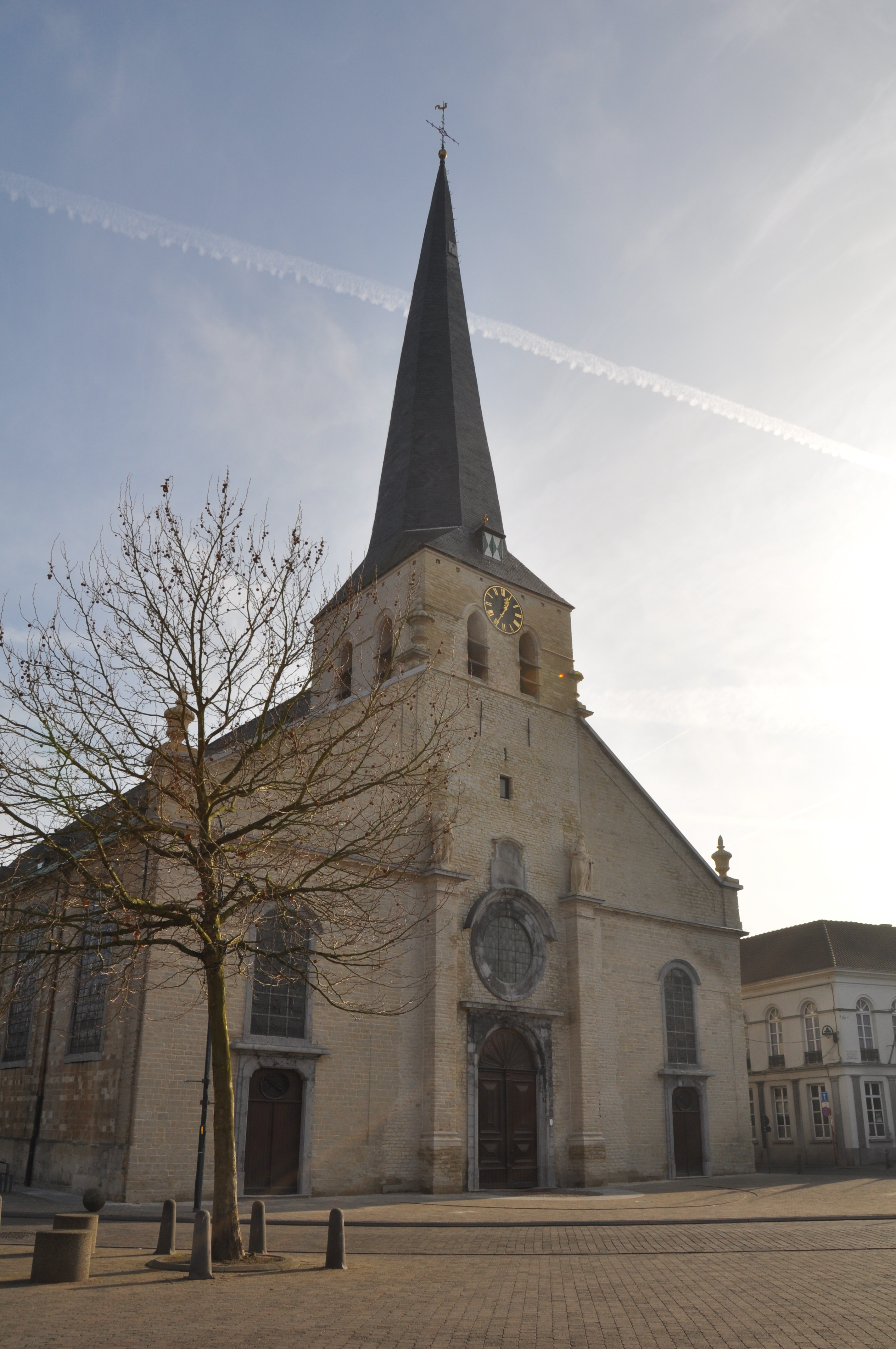 Foto van de Sint-Pietersbandenkerk in Hamme
