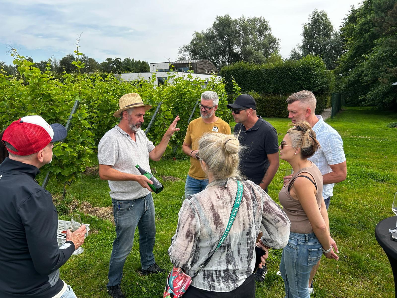 Groep bij wijnmaker wijndomein Mira